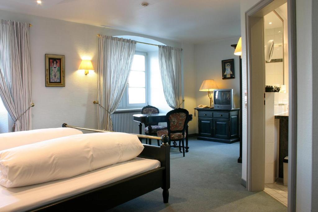 Schloss Neuburg Otel Mosbach  Oda fotoğraf