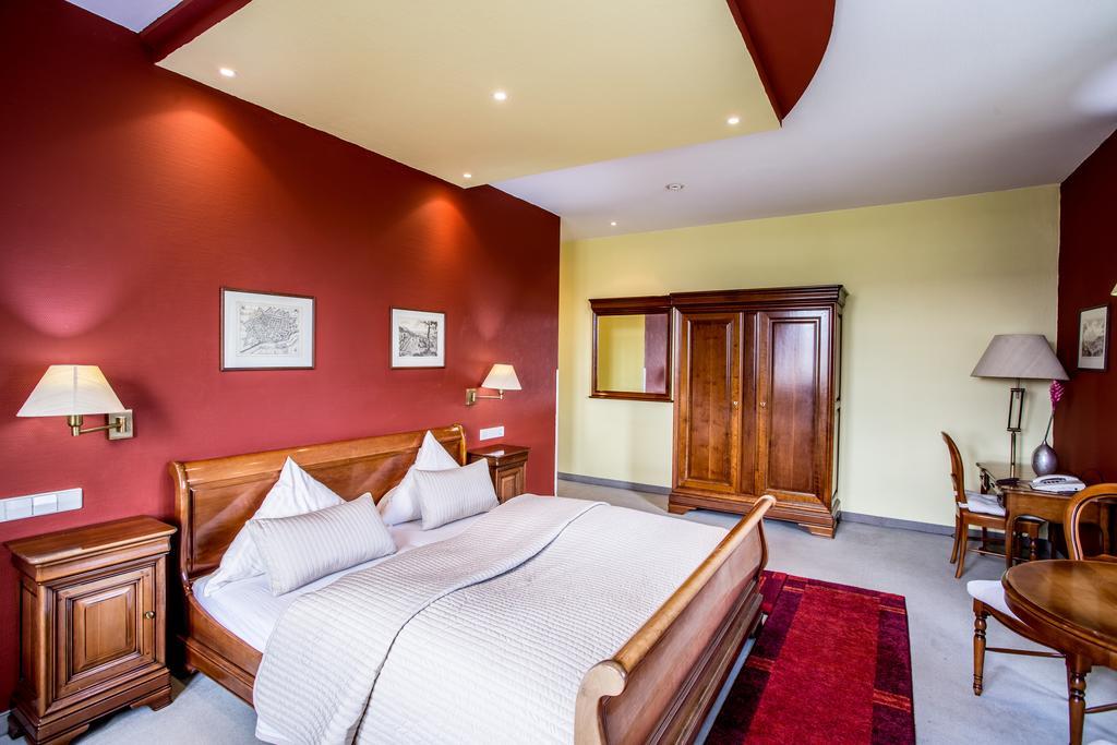 Schloss Neuburg Otel Mosbach  Dış mekan fotoğraf